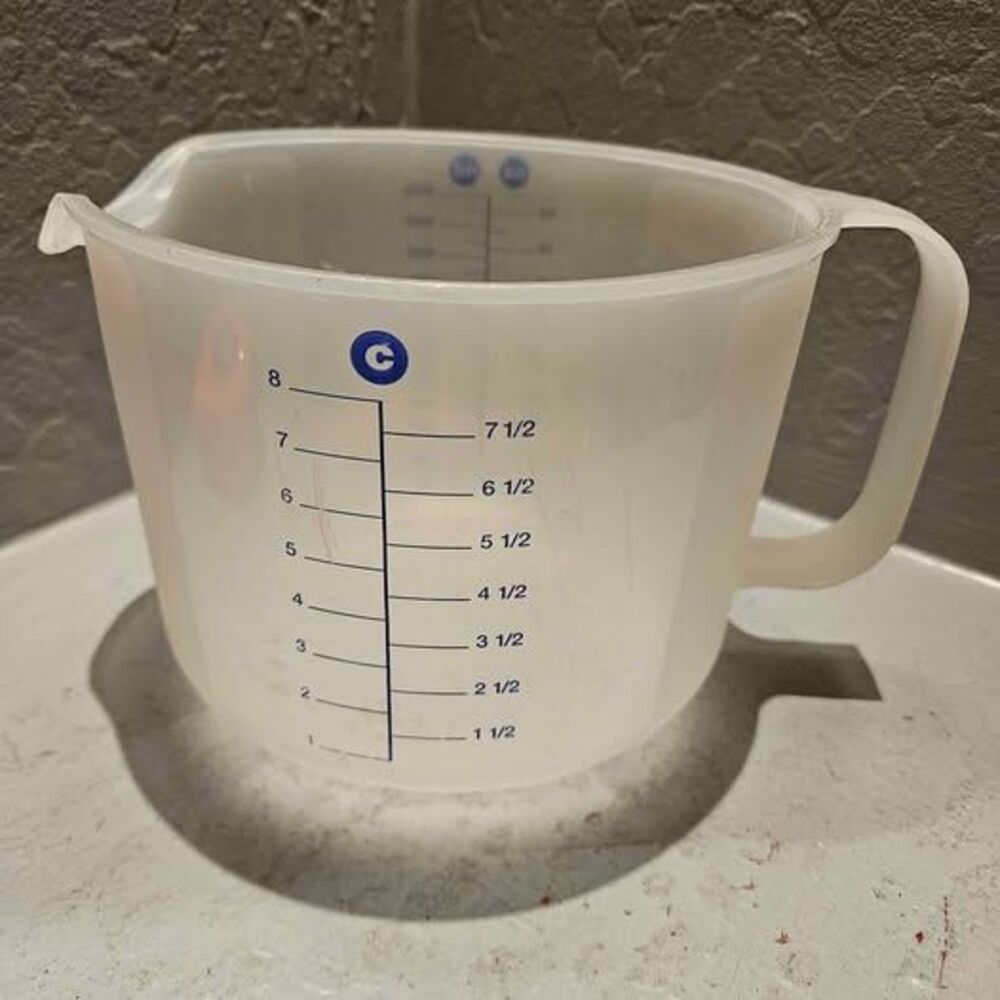 Tupperware 2 Liter / 8 Cup Measuring Pitcher